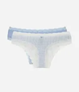 Kit de dos bombachas modelo bikini de tiro medio con detalles de encaje y un pequeño lazo en la parte delantera. Una pieza es de color celeste liso y la otra presenta un diseño a cuadros vichy en tonos celestes y blancos.