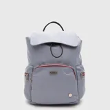 Mochila Bubba modelo Charlotte, color gris azulado, con diseño de solapa superior, cierre frontal con cremallera en contraste y bolsillos laterales. Cuenta con logo metálico frontal y herrajes plateados.