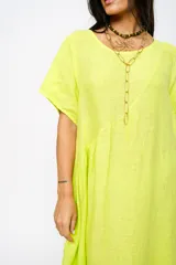 Vestido midi verde flúor de lino, corte holgado, escote redondo y manga corta.
