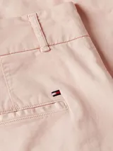 Pantalón chino recto color rosa pálido, de corte slim y largo cropped.