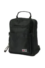 Mochila urbana de diseño compacto en color negro, confeccionada en tela técnica. Cuenta con un compartimento principal con cierre, un bolsillo frontal con cierre y un asa superior. Incluye un tirador de cierre decorativo con estampado animal print.