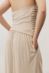Pantalón holgado negro tipo bombacho, con cintura elástica y puños fruncidos en los tobillos.