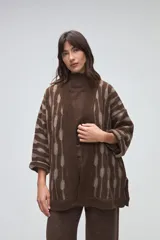 Saco abierto de tejido de punto en color marrón con diseño de rayas verticales abstractas en tono beige. Presenta mangas tres cuartos y un corte holgado.