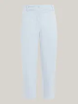 Pantalón chino celeste de corte recto y slim fit, con cierre de cremallera y botón, bolsillos delanteros de parche y logo de Tommy Hilfiger bordado en la parte trasera.