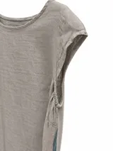 Vestido corto de lino color visón, con escote redondo, mangas cortas estilo japonés y diseño estampado de flores en la parte inferior.