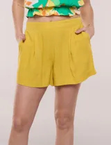 Short color beige de lino y rayón, de tiro medio-alto, con pinzas frontales y cintura trasera elastizada.