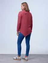 Buzo azul en tejido soft de la marca Ruby Rd. Tiene cuello volcado con aplique de botones y terminación de ruedo asimétrico.