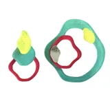 Par de aros colgantes con formas abstractas irregulares en colores verde agua, amarillo, plateado y fucsia.