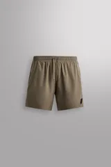 Short deportivo de entrenamiento en tejido técnico ligero y elástico, con cintura elástica ajustable mediante cordón. Presenta bolsillos frontales, un bolsillo trasero con cierre y aberturas laterales en el bajo. Incluye un pequeño logo estampado en la pernera.