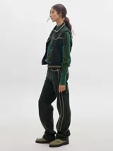 Chaleco de pana color marrón claro con mangas largas de punto color marrón y blanco.