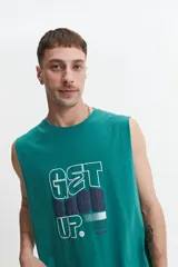 Musculosa gris con estampado frontal con la frase "Get Back Up" en letras grandes.