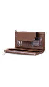 Billetera larga color beige, con textura granulada, solapa frontal con cierre magnético y logo de la marca grabado. Incluye correa de mano extraíble y compartimento principal con cierre.