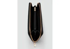 Billetera rectangular de poliuretano color negro, con cierre perimetral y detalle de logo metálico dorado en el frente.