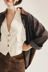 Camisa de algodón con estampa a cuadros en tonos marrones, de manga larga y calce relajado, con cuello y detalles en corduroy.