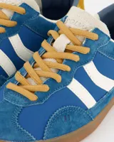 Championes Coolway modelo Kizuna, de estilo retro con diseño en azul y blanco. Confeccionados en una combinación de ante y nylon, presentan cordones en tono mostaza, talón en contraste y suela de goma color miel con costura reforzada.