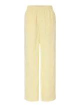 Pantalón tiro alto de corte holgado y piernas amplias con cintura elástica. Presenta estampado de cuadros vichy en tonos amarillos y blancos, y dobladillo ancho en los tobillos.