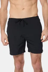 Short de baño azul marino liso, con cintura elástica y cordón regulable. Incluye bolsillos laterales tipo cargo y suspensor de malla fina.