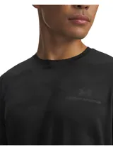 Remera deportiva Under Armour de manga corta, color negro con diseño de camuflaje sutil, cuello redondo y el logotipo de la marca estampado en el pecho.