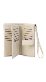 Billetera de mujer color negro con textura granulada, cierre de broche, bolsillo externo con cierre y correa de mano. Incluye logo metálico de la marca Lincoln's.