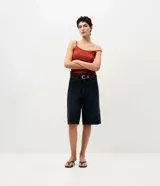 Musculosa básica de poliamida color rojo ladrillo, con breteles finos y escote redondo, de calce cómodo y ligero.