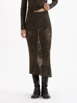 Pollera midi de tejido de punto con hilos metalizados, de tiro alto y silueta ajustada con leve vuelo en el ruedo.