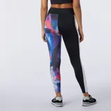 Calza larga deportiva New Balance Athletics, negra con estampado floral en tonos violeta, rosa y celeste en una pierna.
