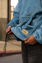 Canguro celeste unisex de felpa con capucha y bolsillo delantero. Se puede usar largo o corto ajustando el cordón.