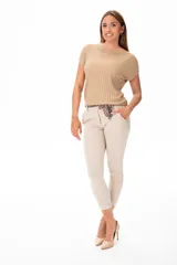 Pantalón color beige, de corte Aline, con cintura plisada y bolsillos delanteros.