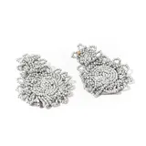 Aros colgantes plateados con forma circular, confeccionados con mostacillas.