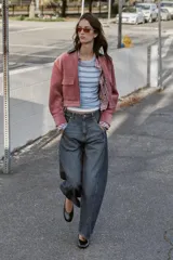 Jeans de tiro alto con corte balloon y pernera holgada. Presenta diseño de cinco bolsillos, cierre frontal con cremallera y botón, y detalle de costuras marcadas en el delantero y la espalda.