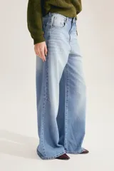 Pantalón jean de tiro alto con diseño amplio y acampanado, confeccionado en denim liviano.