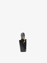 Bolso tipo cubo Jacquemus Le Petit Bambola de piel lisa color negro, con asas dobles, detalle de anilla metálica dorada en la parte superior y logotipo dorado impreso en la base.