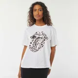 Camiseta blanca de algodón con estampado de la lengua de los Rolling Stones con diseño animal print en tonos rosa y negro.