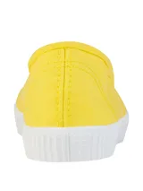 Zapatilla amarilla sin cordones, hecha en España con algodón orgánico.