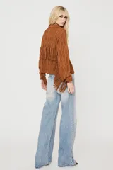 Cardigan de punto color marrón con cuello solapa, cierre frontal de botones y flecos colgantes en el ruedo y las mangas, con diseño texturado de rombos en relieve.