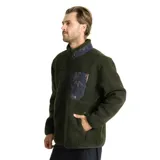 Campera de polar tipo borrego en color verde oscuro, con cierre frontal completo, cuello alto y bolsillo en el pecho con cierre y detalle estampado en contraste.