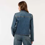 Blusa de jean de corte recto, con cuello polo, escote en V y bolsillo frontal en el pecho. Presenta mangas largas y un diseño de calce holgado.