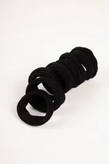 Set de gomitas de pelo negras elásticas.