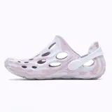 Sandalia Merrell modelo Hydro Moc, color rosado y blanco con diseño marbled efecto tie-dye. Cuenta con múltiples aberturas para mayor ventilación y una tira trasera ajustable de goma blanca.