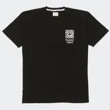 Remera de algodón color negro, con cuello redondo y mangas cortas. Presenta un estampado gráfico en el pecho con el logo y nombre de la marca, además de un detalle de costura distintivo en la manga izquierda.