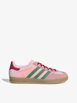 Zapatillas Adidas Gazelle Indoor color rosa con detalles en verde y borgoña.