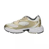 Championes Lacoste modelo Storm 96 2K, con diseño deportivo de estilo retro. Presenta una combinación de paneles de malla blanca y superposiciones en tono dorado metalizado. Incluye el logo del cocodrilo característico en el lateral y una suela robusta con detalles en gris oscuro.