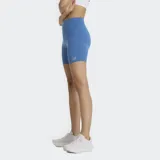 Short deportivo de mujer New Balance Harmony, color azul vibrante, de tiro alto y corte ciclista, con logo reflectante en la pierna.