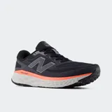 Championes de running New Balance Fresh Foam X EVOZ V4, color negro con detalles en gris oscuro y una banda de amortiguación en color naranja vibrante. Cuentan con tecnología de amortiguación Fresh Foam X y logo 'N' en el lateral.