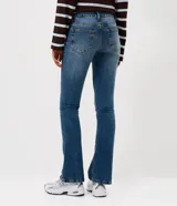 Pantalón de jean modelo bootcut con tiro bajo, ajuste en caderas y apertura sutil desde la rodilla. Cuenta con bolsillos funcionales, pasantes para cinturón y cierre frontal con botón.