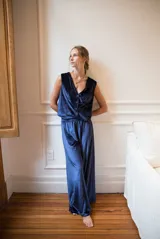 Chaleco de terciopelo azul con corte sastrero y botones al tono.