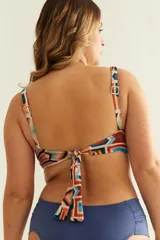 Soutien de baño con aro, breteles anchos regulables y nudo en la espalda. Confeccionado con tela que contiene fibra LYCRA® XTRA LIFE™ y estampado geométrico multicolor.