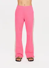 Pantalón acampanado color rosa con cintura elástica y cinta bordada en las costuras laterales.