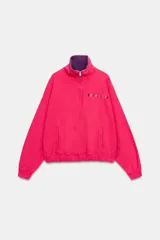 Sudadera de cuello alto con cierre de cremallera frontal y tejido interior en contraste. Cuenta con mangas largas, bolsillos de vivo en los laterales y detalle de logo bordado en el pecho. Diseño de la colección especial Fruit of the Loom x Zara.