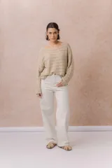 Pantalón jean de tiro medio a alto y pierna amplia, con calce recto y relajado, diseño clásico de cinco bolsillos y cierre delantero con botón.